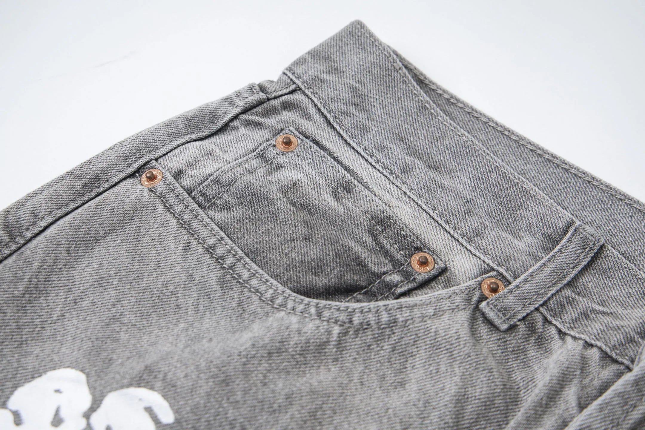 #8197 P220💰 DENIM TEARS Kapok American niche brand printed washed straight jeans. Produced by a major washed factory. Full of high-end feel. Knee part destroyed design with patchwork design. Already used as facade design. Leather waist nameplate. The focus of this style is not on washing, but on the destroyed shape and version. The secret lies in the craftsmanship of the master. The cost of post-production grinding, machining, knife cutting, etc. is far beyond comparison with assembly line products. Color: black, blue, gray. Size: 28-36 (corresponding to S-XXL)